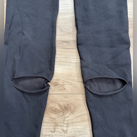 Free People FP Movement Slit Knee Leggings Black Ribbed Size M/L Yoga EUC - Picture 7 of 14